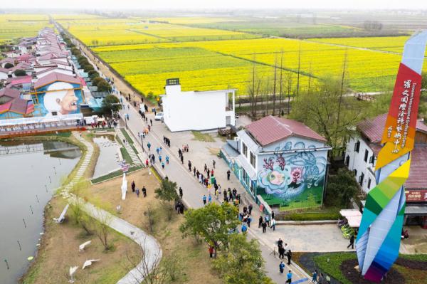 边跑边赏美景——一场油菜花海里的马拉松赛