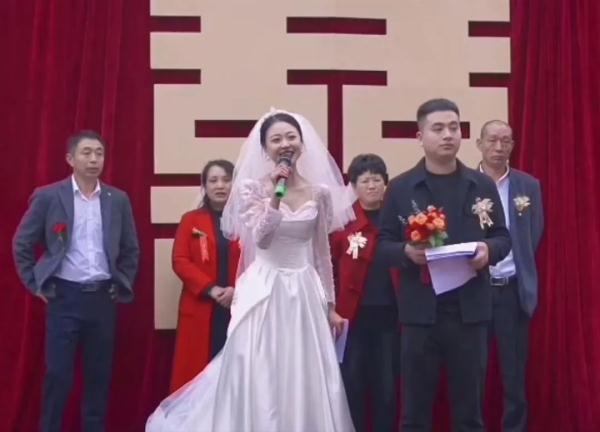 这个新娘火了!自己主持婚礼,花160元搭舞台,她说… 这个新娘火了!自己主持婚礼,花160元搭舞台,她说…