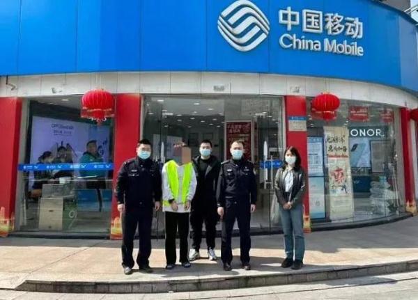 男子出示付款码并未输入密码确认支付成功，便拿着手机离开了