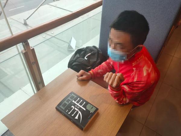 杭州小伙在图书馆被抓...偷完东西来看书,书名亮了! 杭州小伙在图书馆被抓...偷完东西来看书,书名亮了!