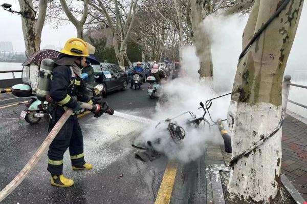 危險電動車瞬間爆燃360度旋轉噴火