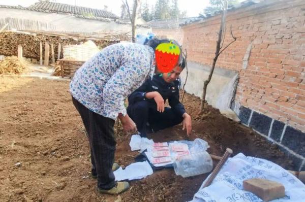 老奶奶将7万养老金埋家前院树下，半月后没找着焦急报警求助