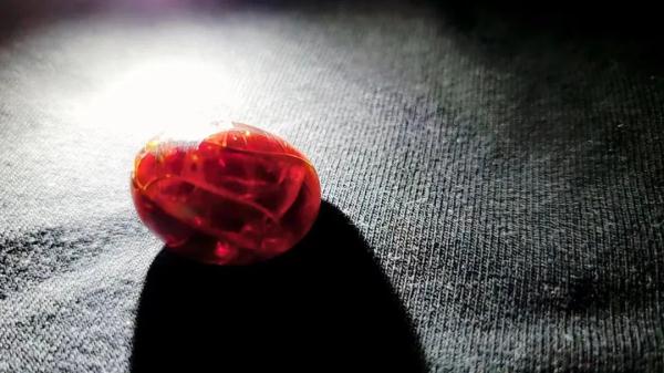 保存20年的煮鸡蛋，竟变成“红宝石”！当事人回应→