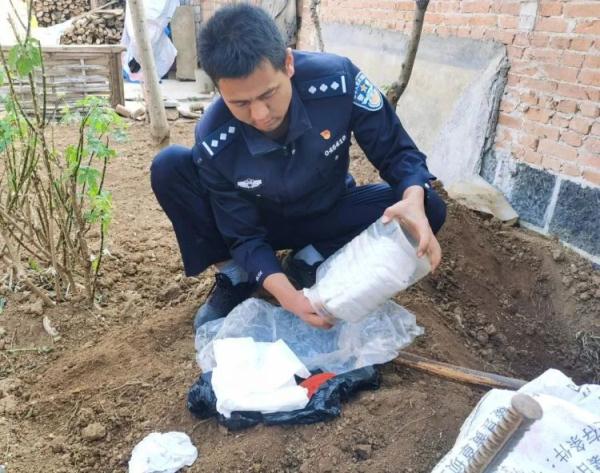 老奶奶将7万养老金埋家前院树下，半月后没找着焦急报警求助