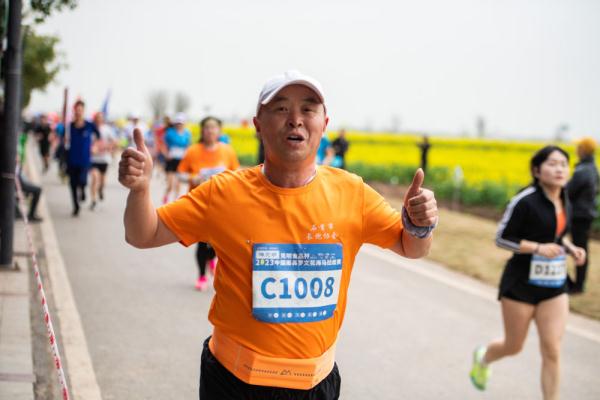 边跑边赏美景——一场油菜花海里的马拉松赛