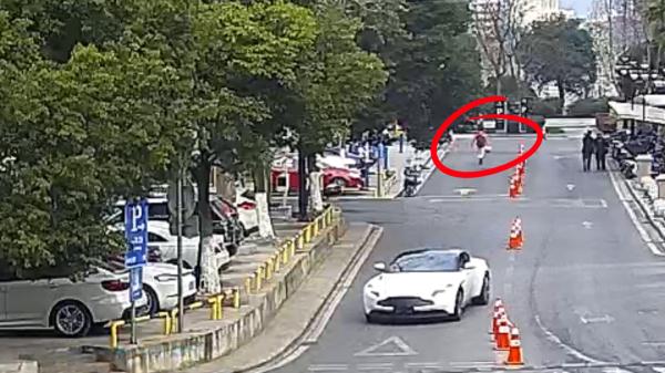 杭州小伙在图书馆被抓...偷完东西来看书,书名亮了! 杭州小伙在图书馆被抓...偷完东西来看书,书名亮了!