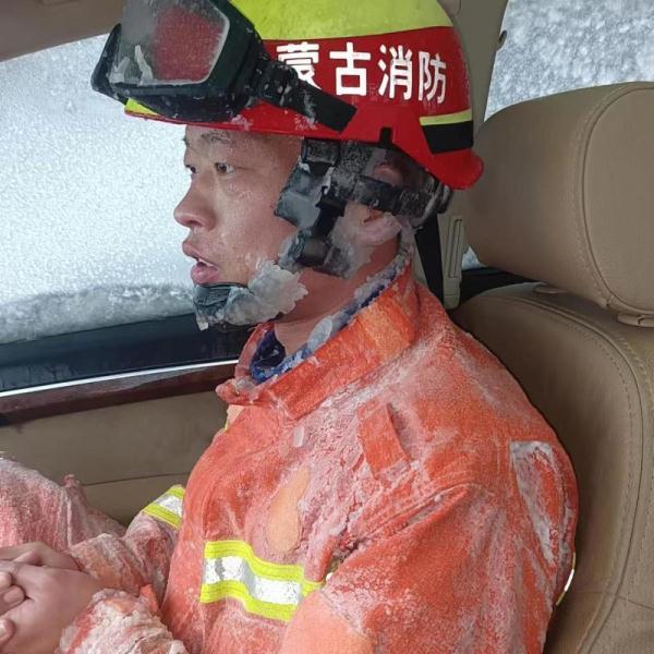 消防员暴风雪救援被冻成“冰人” 站长:对抗严寒已成习惯 消防员暴风雪救援被冻成“冰人” 站长:对抗严寒已成习惯