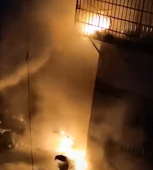 危险!电动车瞬间爆燃,“360度旋转”喷火 危险!电动车瞬间爆燃,“360度旋转”喷火