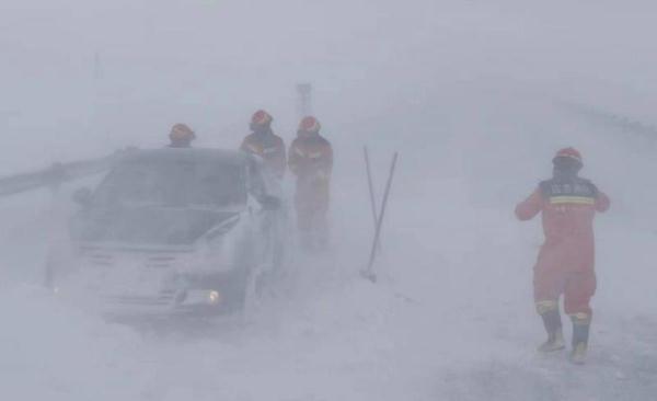 消防员暴风雪救援被冻成“冰人” 站长:对抗严寒已成习惯 消防员暴风雪救援被冻成“冰人” 站长:对抗严寒已成习惯