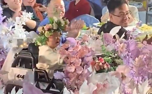 8月宝宝哭着送婚戒逗笑全场，网友：还没断奶就被迫营业
