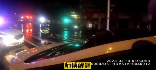 男子醉驾等红灯时睡着,被叫醒后迷糊撞上警车 男子醉驾等红灯时睡着,被叫醒后迷糊撞上警车