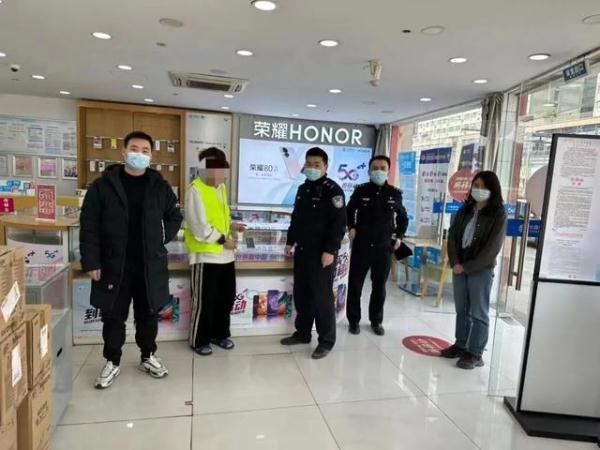 男子出示付款码并未输入密码确认支付成功，便拿着手机离开了