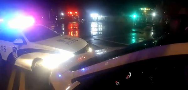 男子醉驾等红灯时睡着,被叫醒后迷糊撞上警车 男子醉驾等红灯时睡着,被叫醒后迷糊撞上警车