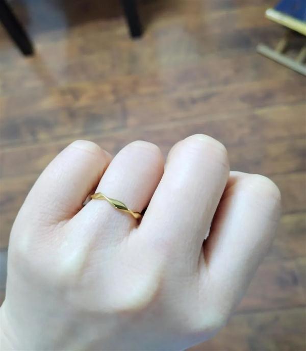 超级小暖男!9岁男孩攒了几年压岁钱,给妈妈买1500元金戒指 超级小暖男!9岁男孩攒了几年压岁钱,给妈妈买1500元金戒指