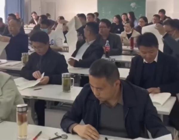 70多名老师同学生一起考试,网友:能考过学生吗? 70多名老师同学生一起考试,网友:能考过学生吗?