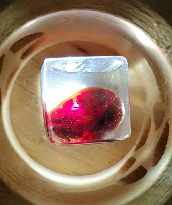 保存20年的煮鸡蛋，竟变成“红宝石”！当事人回应→