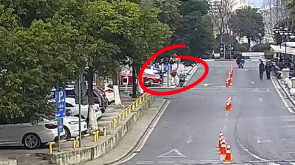 杭州小伙在图书馆被抓...偷完东西来看书,书名亮了! 杭州小伙在图书馆被抓...偷完东西来看书,书名亮了!