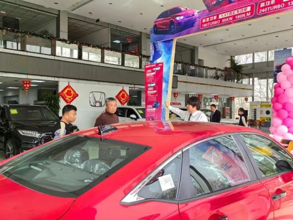 电话都被打爆了！实探车市“清仓式大促销”：13万买宝马，丰田买一赠一