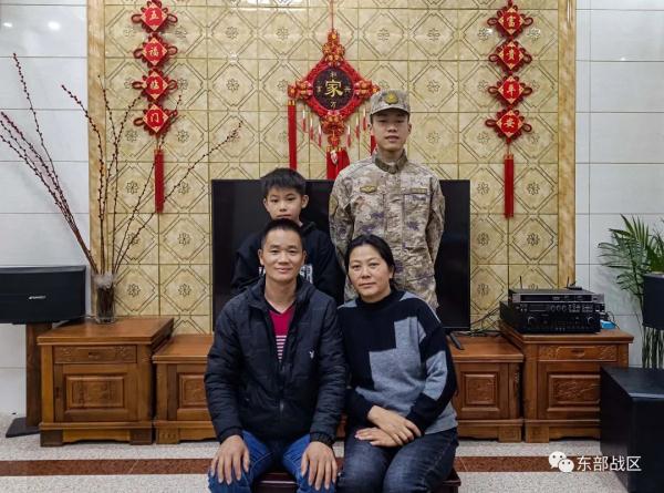 他刚穿上军装，还没和父母合影就冲了出去……