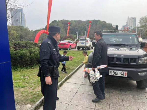 5岁萌娃反向报警“爸爸走丢了”，民警：这届爸爸不好带 多亏娃机智