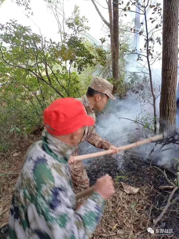 他刚穿上军装，还没和父母合影就冲了出去……