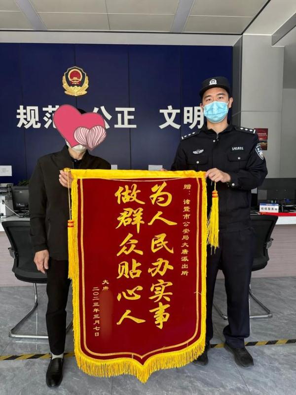 深夜他从四楼坠落！还好被夜巡民警发现