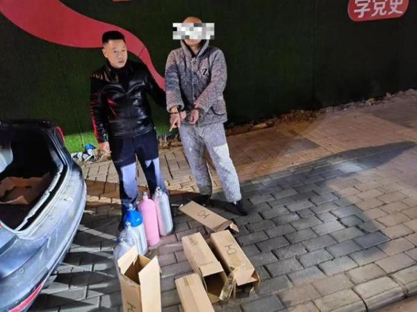 “笑气”不好笑 警方摧毁一“笑气”销售链条