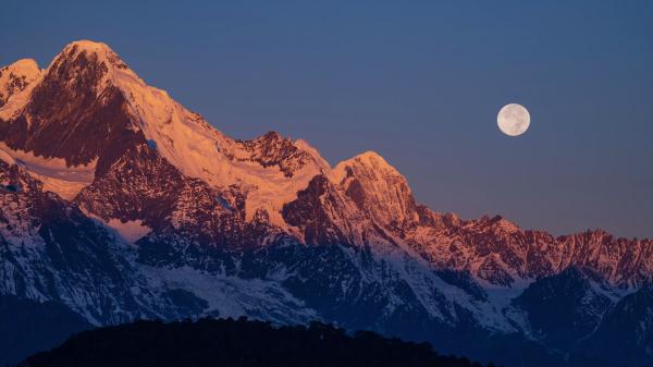 金山伴月！梅里雪山日照金山与满月浪漫同框