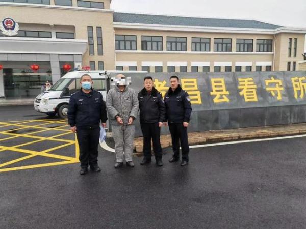 “笑气”不好笑 警方摧毁一“笑气”销售链条