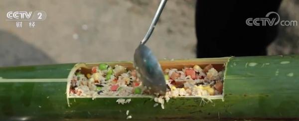 又到农忙时  四川合江制作“限定美食”竹筒饭
