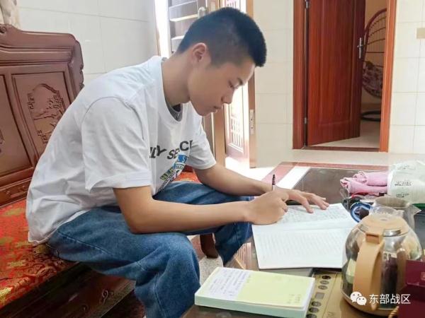 他刚穿上军装，还没和父母合影就冲了出去……