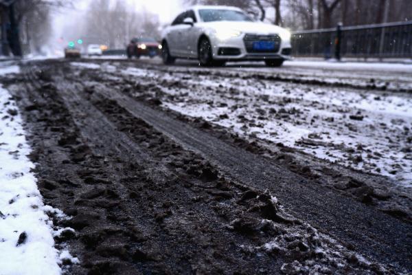 哈尔滨迎降雪 路面湿滑影响出行