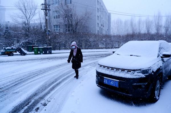哈尔滨迎降雪 路面湿滑影响出行