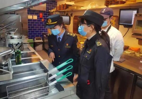 记者卧底蓝蛙曝光后厨！近百元的沙拉竟是这样的