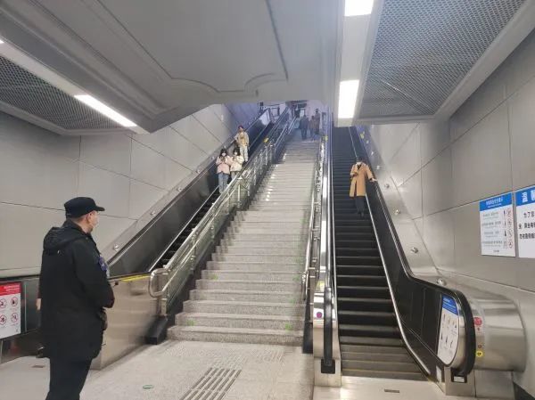 乘客背向坐电梯拍摄黄鹤楼，武汉地铁回应：临时调整！