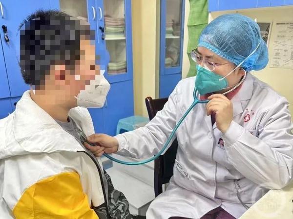 以为是普通感冒,男孩在家高烧至42℃紧急送医 以为是普通感冒,男孩在家高烧至42℃紧急送医