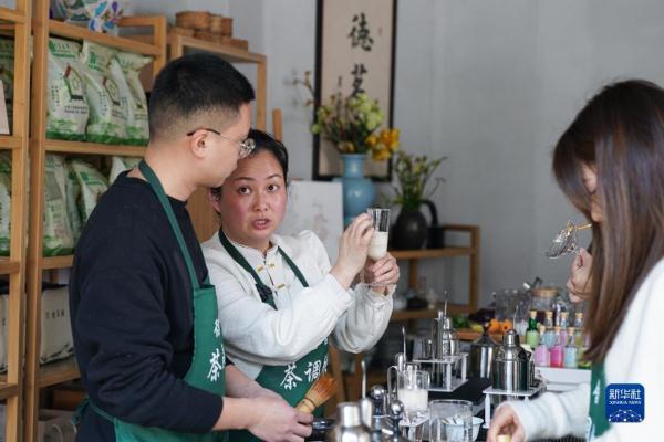 新华全媒+丨花式饮茶“新姿”展现新消费活力