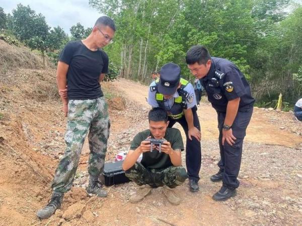 神兵天降！野生亚洲象坠坑，象与人接力救援