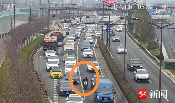 无牌摩托车闯隧道遭网友举报，交警设卡拦截