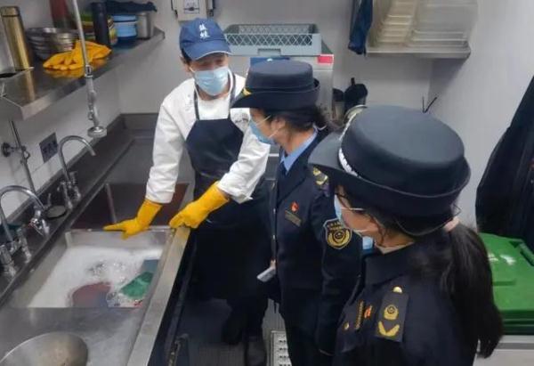 记者卧底蓝蛙曝光后厨！近百元的沙拉竟是这样的