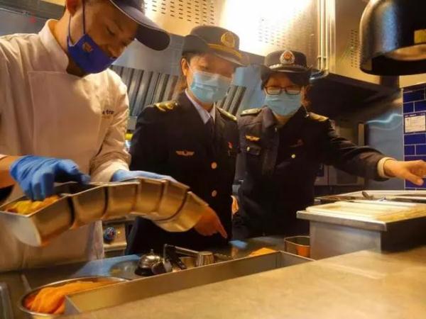 记者卧底蓝蛙曝光后厨！近百元的沙拉竟是这样的