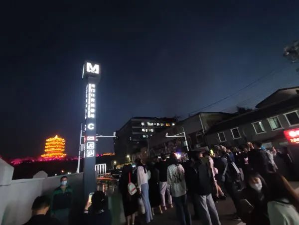 乘客背向坐电梯拍摄黄鹤楼，武汉地铁回应：临时调整！