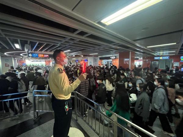 广州：17日起，周五下班坐地铁十四号线注意！“加时”又加车