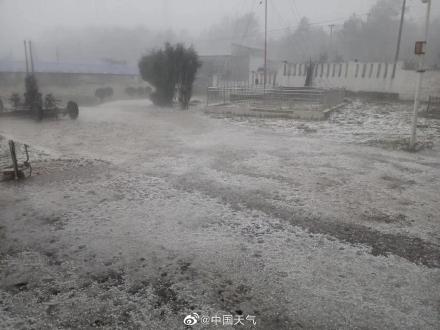 贵阳多地冰雹如下雪