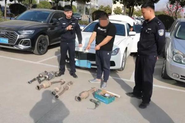 为了不被发现，男子将车上的三元催化器偷走后，再把买来的副厂便宜的给换上