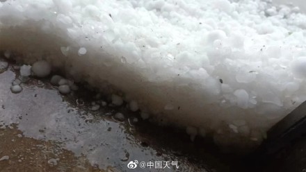贵阳多地冰雹如下雪