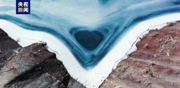 罕见!新疆肯斯瓦特湖惊现自然“海蓝之心” 罕见!新疆肯斯瓦特湖惊现自然“海蓝之心”