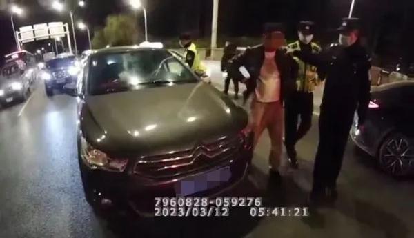 奇葩!司机5小时被逮两次,民警说:“怎么又是你!” 奇葩!司机5小时被逮两次,民警说:“怎么又是你!”