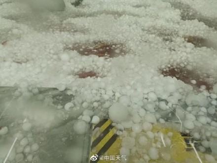 贵阳多地冰雹如下雪