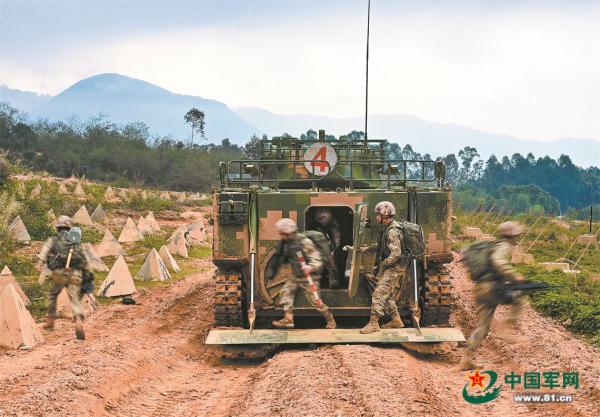 第73集团军某旅开展实弹射击演练